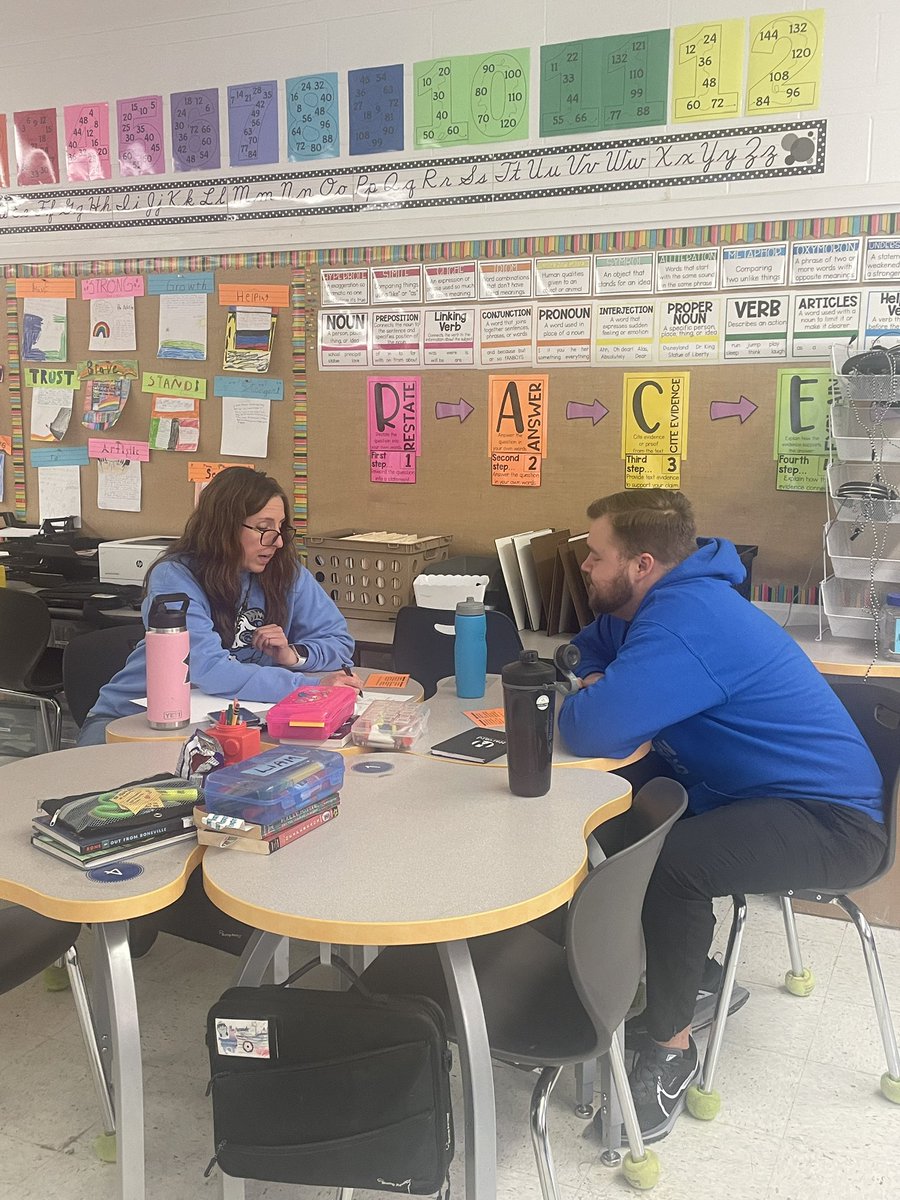 Ringel0611K's tweet photo. So much fun during Lunch &amp; Learns at Jefferson! Rally Coach, Thinking Hats, and many other collaboration strategies! @teacher_handley @SWargaski @jfloeter_cusd50 @HarvardD50 #HarvardRising #OurGoalisYourGoal https://t.co/lQPgoubuYi