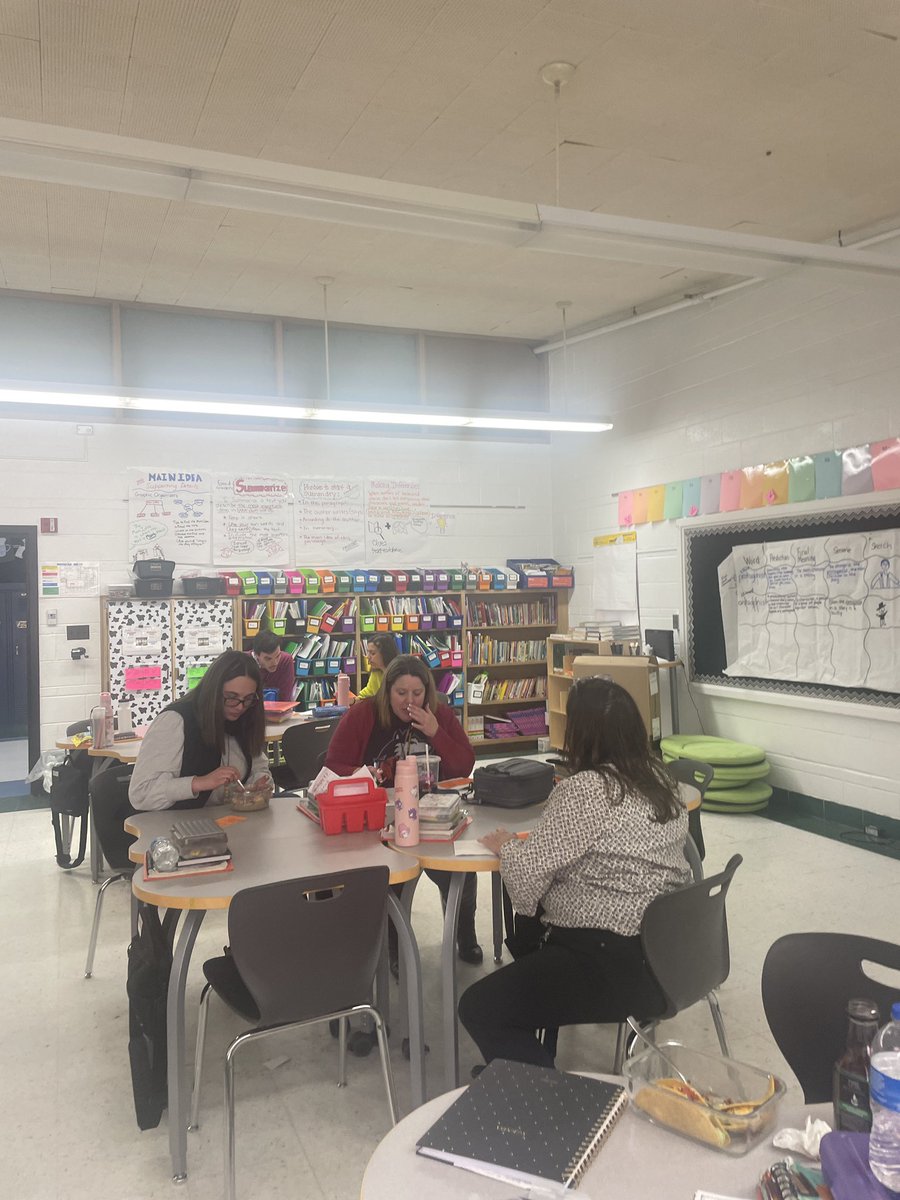 Ringel0611K's tweet photo. So much fun during Lunch &amp; Learns at Jefferson! Rally Coach, Thinking Hats, and many other collaboration strategies! @teacher_handley @SWargaski @jfloeter_cusd50 @HarvardD50 #HarvardRising #OurGoalisYourGoal https://t.co/lQPgoubuYi