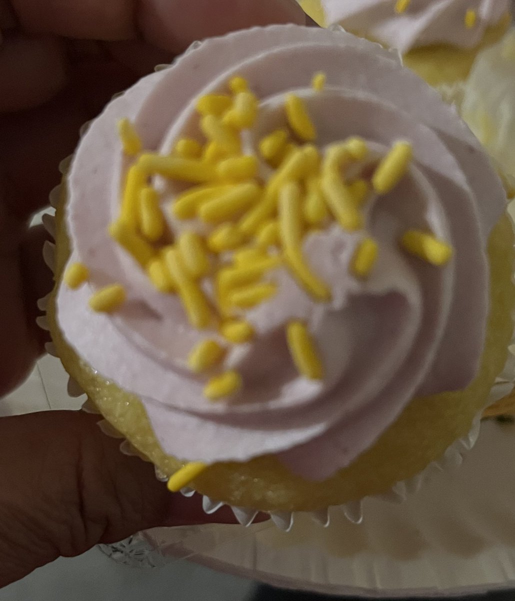 Vegan Lemon Raspberry Cupcake 🧁 😋 this is giving me ideas of what type of cupcakes OR cake I want for my upcoming big MILESTONE birthday. 🤔 😌 but I’m infinitely youthful inside,forever 24-34 lol
💖💚❤️‍🔥🤍🧡💜💛 #Aries #over40women #abouttobefiftyandfabulous #agelessaging