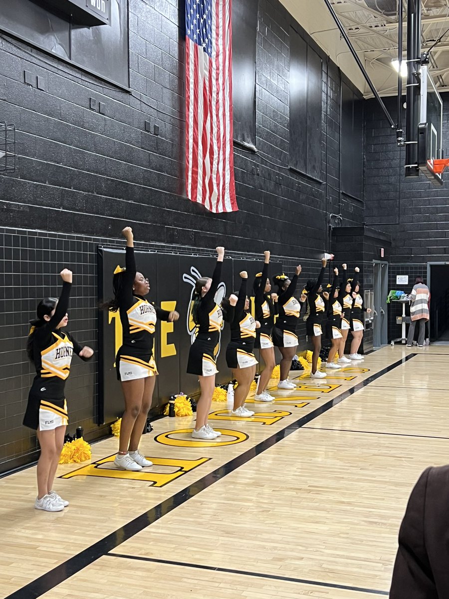 Back at ‘em! #FLHornets #FLMSCheer #blackandgold 🖤💛