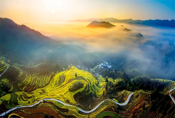 loveher11583840's tweet photo. 在温婉春光里，中国安徽黄山漫山遍野的花竞相盛开，或红或粉，灿若云霞，粉墙黛瓦的村落掩映其中，美不胜收，最美的季节，到最美的黄山去！ https://t.co/99tJrSoABE
