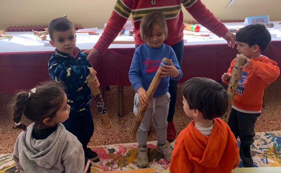 CeipMicaelaSanz's tweet photo. El alumnado de infantil disfruta de la exposición de instrumentos del mundo. 
¡Una gran experiencia para aprender y divertirse!
#aprendiendofelices
#archena
#escuelapública https://t.co/laH18xMbpN
