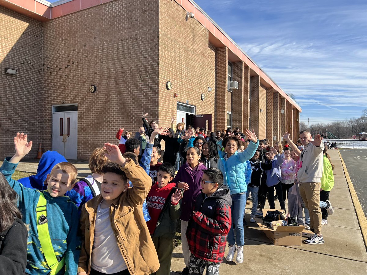 And they’re OFF! 

Our 5th graders are spending their day at the Da Vinci Science Center.

#ExperientialLearning
#Fun
#Explore

🚌 🍎