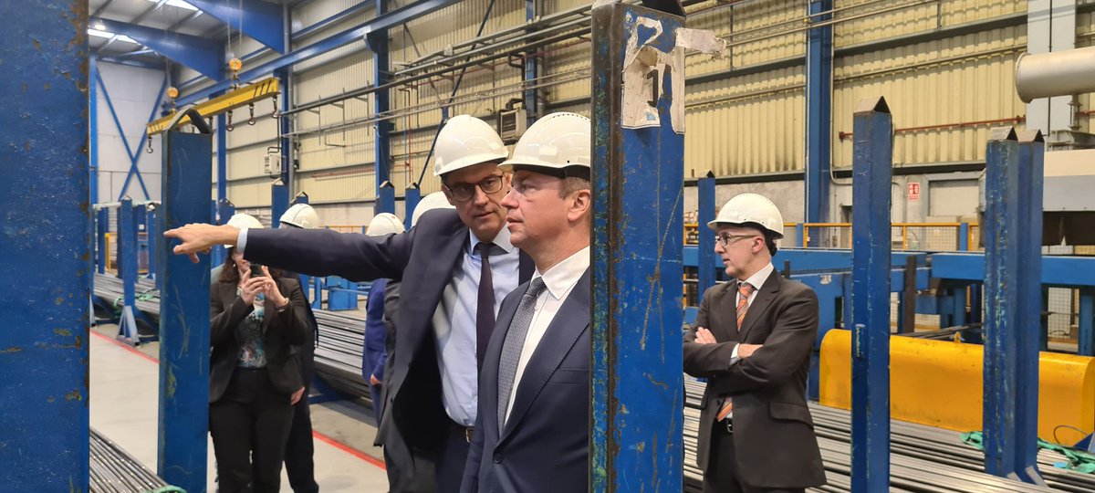 jurajtomaga's tweet photo. One of 🇸🇰 success business stories in Spain 🇪🇸 is called #Transmesa. Company owned by #ZeleziarnePodbrezova in Arenys del Mar is producing precision tubes. Glad to visit Transmesa w/🇸🇰 minister of transport @AndrejDolezal during his visit to 🇪🇸.
➡️ https://t.co/gamIld4VgK https://t.co/IixAwUntJH