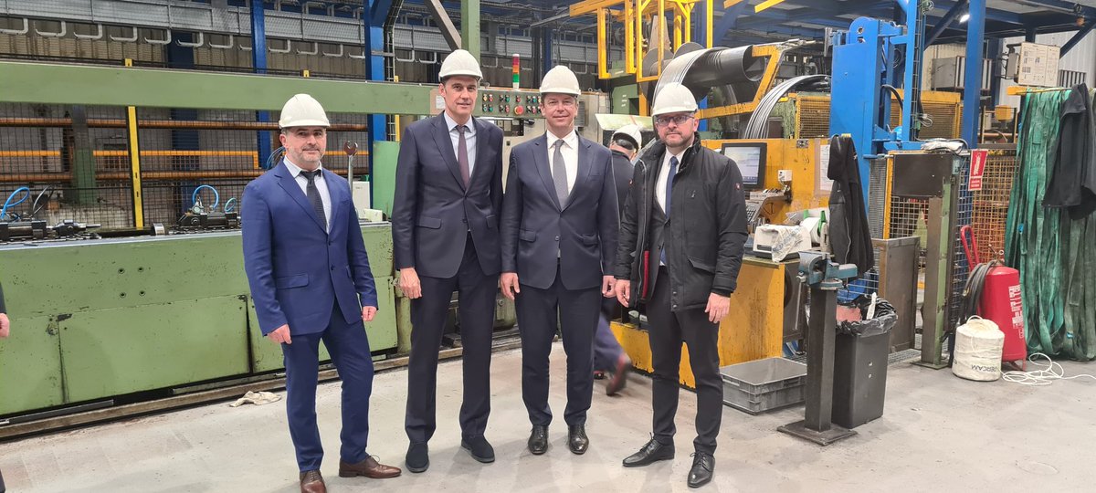 jurajtomaga's tweet photo. One of 🇸🇰 success business stories in Spain 🇪🇸 is called #Transmesa. Company owned by #ZeleziarnePodbrezova in Arenys del Mar is producing precision tubes. Glad to visit Transmesa w/🇸🇰 minister of transport @AndrejDolezal during his visit to 🇪🇸.
➡️ https://t.co/gamIld4VgK https://t.co/IixAwUntJH
