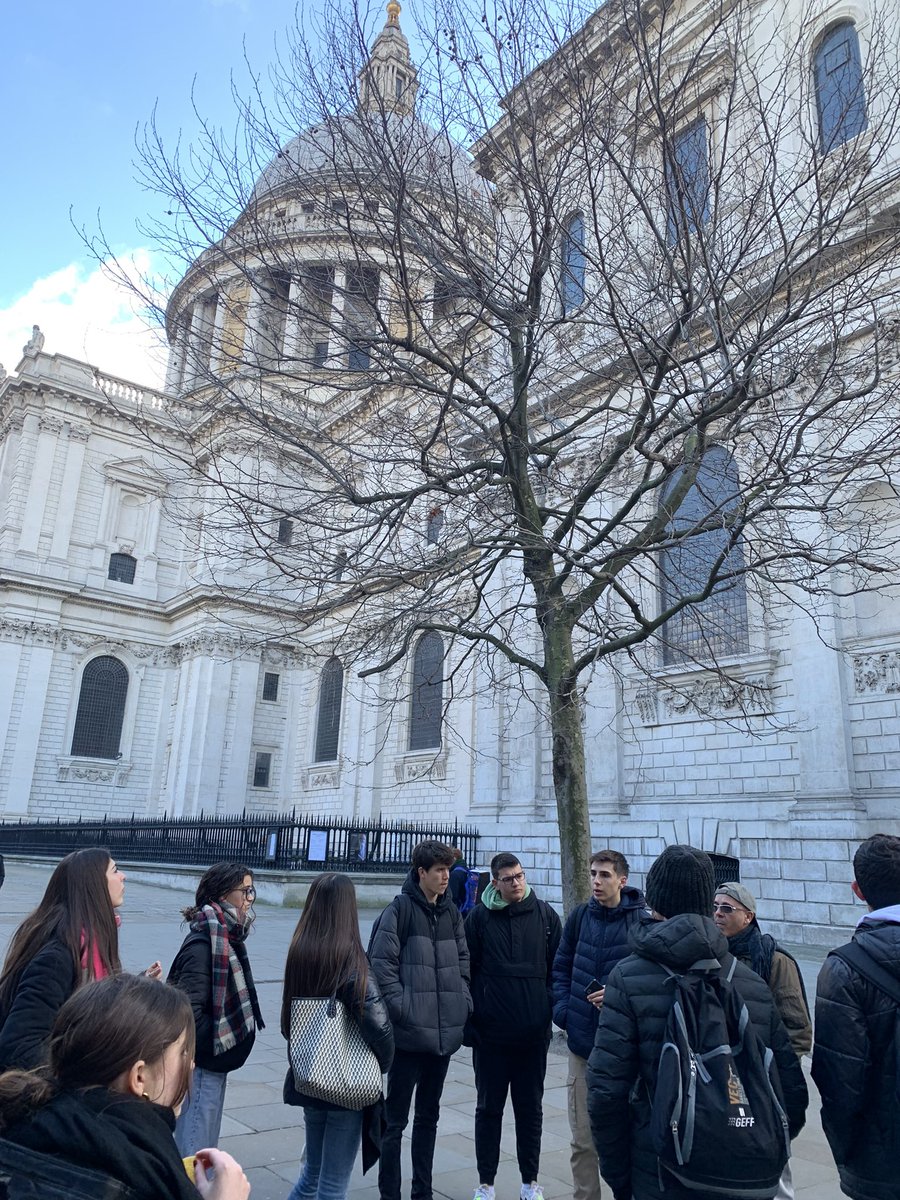 Enjoying @ESO2Virolai guided tours around London as they explain interesting curiosities about various sites and monuments ⛪️🏰🗣️🤔@EscolaVirolai @5uzannedavis #londontours #curiosities