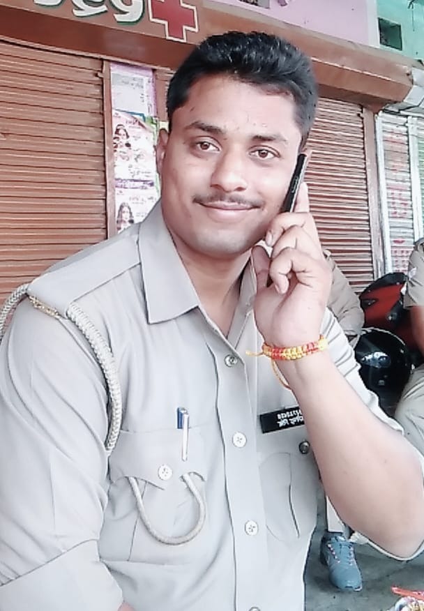 सिपाही राघवेंद्र सिंह.. बाबा-पिता पुलिस में थे.. ड्यूटी के दौरान नहीं रहे. राघवेंद्र भी ड्यूटी करते शहीद हुआ. घर का बड़ा बेटा मां का सहारा था. 4 मई को शादी थी.. बाबा <a href="/myogiadityanath/">Yogi Adityanath</a> श्रद्धांजलि दीजिए खाकी के इस लाल को..
<a href="/UPGovt/">Government of UP</a> <a href="/Uppolice/">UP POLICE</a> <a href="/dgpup/">DGP UP</a> <a href="/homeupgov/">Home Department, UP</a> <a href="/sanjaychapps1/">Sanjay Prasad</a> <a href="/uppstf/">UPSTF</a>