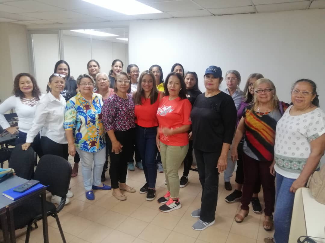 fambolivar's tweet photo. #01Marzo las mujeres de #Bolívar reunidas organizando el día Internacional de la Mujer, #RumboAlasPrimarias
#MujeresSororas #SomosAliadas
#UnidasSomosMásFuertes
@FteMujeresVzla
@ElaFerris https://t.co/OUccFx57KO