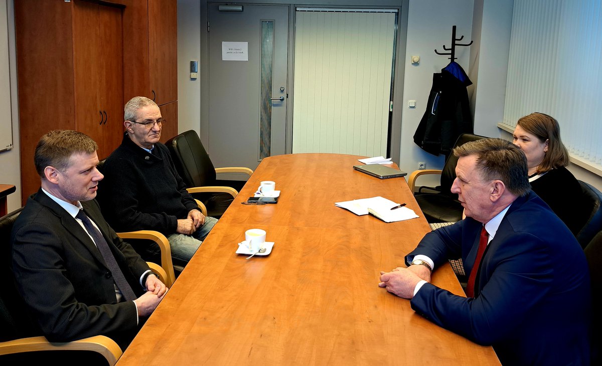 MarisKucinskis's tweet photo. Par iedzīvotāju drošību ikdienā rūpējas tūkstošiem @IeM_gov_lv sistēmā strādājošo policistu, ugunsdzēsēju, robežsargu un citu speciālistu. Svarīga saruna ar @lidarodbiedriba vadītājiem @Augustans1978 un @Anmeln, saprototies par vienotu redzējumu attiecībā uz turpmāko darbu. https://t.co/kQP3498aKp
