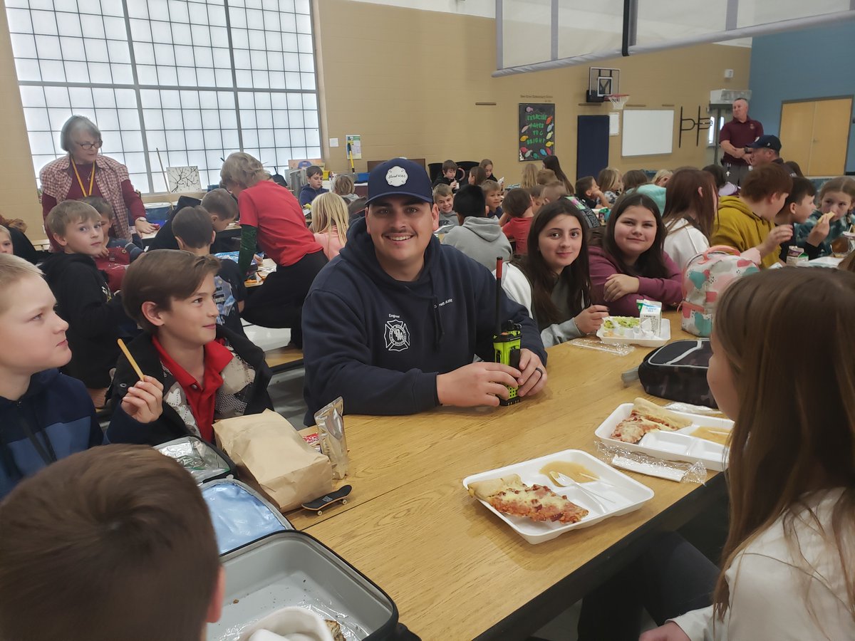 Thank You DMFD for coming to eat lunch with us! <a href="/DaisyMtnFire/">Daisy Mtn Fire & Medical</a> <a href="/DVUSD/">Deer Valley Unified School District</a> #Weloveourfirefighters #Extraordinary