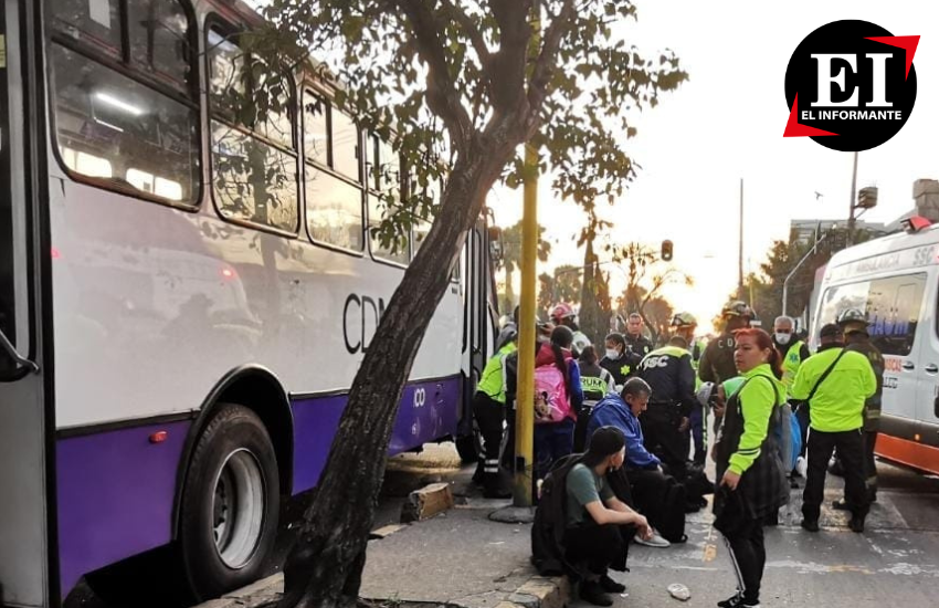 ElInformanteMX's tweet photo. CHOQUE ENTRE CAMIONES DEL TRANSPORTE PÚBLICO 🚍 

📍En la colonia #DelParque, Alcaldía #VenustianoCarranza, se registró un choque entre dos camiones del transporte público, se reportan siete personas heridas. https://t.co/43ydpOZTrK