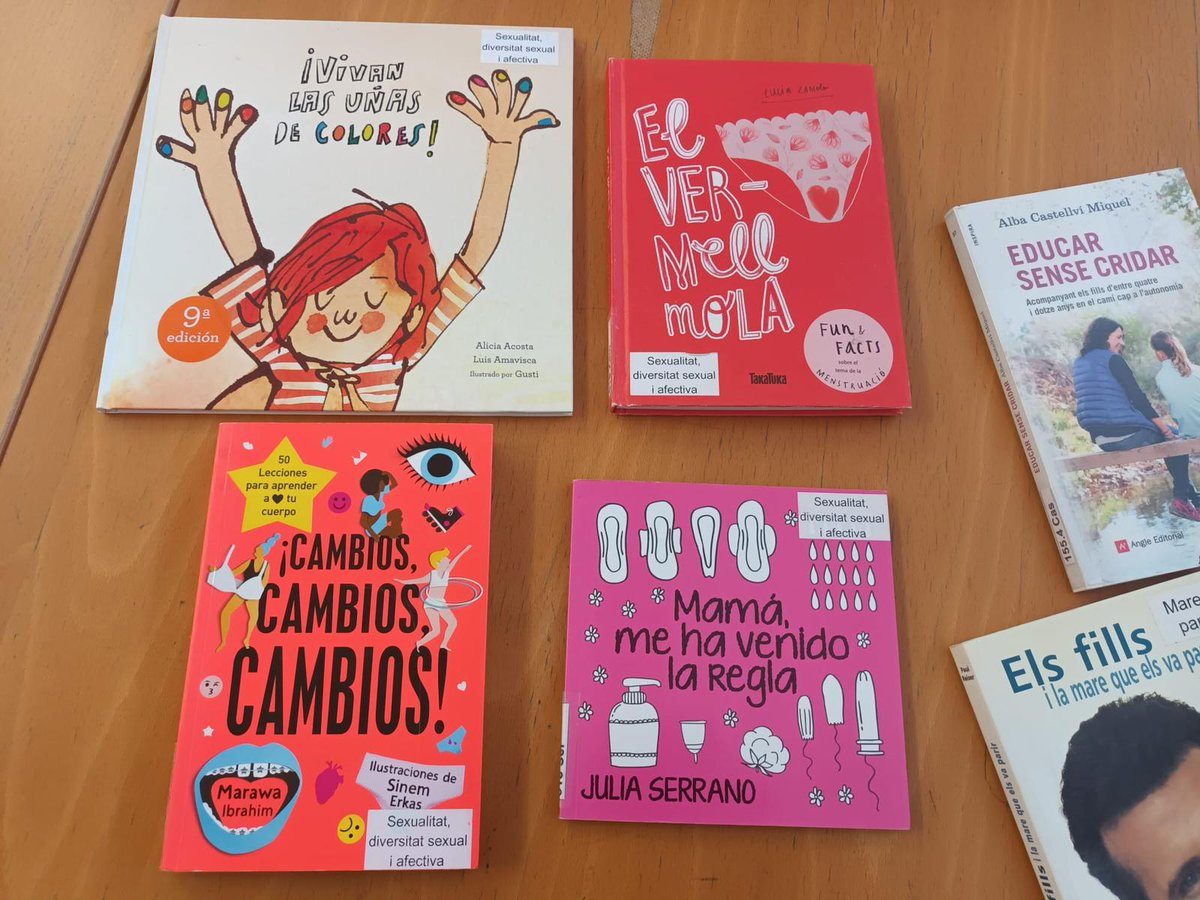 afatarradellas's tweet photo. Sabieu que a la biblioteca tenim llibres 📚  per a les famílies ?? 

Son llibres de criança 👶🏼, sexualitat i afectivitat, educació respectuosa...

Podeu venir a la biblioteca i agafar en préstec el llibre que més us interessi!!

Veniu!! Veniu!! L'Eva us està esperant!! https://t.co/iLfuA474xu