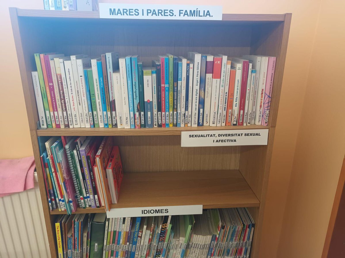 afatarradellas's tweet photo. Sabieu que a la biblioteca tenim llibres 📚  per a les famílies ?? 

Son llibres de criança 👶🏼, sexualitat i afectivitat, educació respectuosa...

Podeu venir a la biblioteca i agafar en préstec el llibre que més us interessi!!

Veniu!! Veniu!! L'Eva us està esperant!! https://t.co/iLfuA474xu