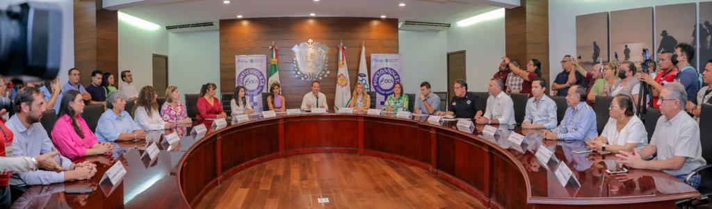 JM_UNANUE's tweet photo. (...) o niñas que se sientan en riesgo.

A partir de este día habilitamos los primeros 23 inmuebles del gobierno municipal, con personal capacitado en los protocolos necesarios, para dar información o atender cualquier tipo de violencia en razón de género. https://t.co/qr8gP8Wl2s
