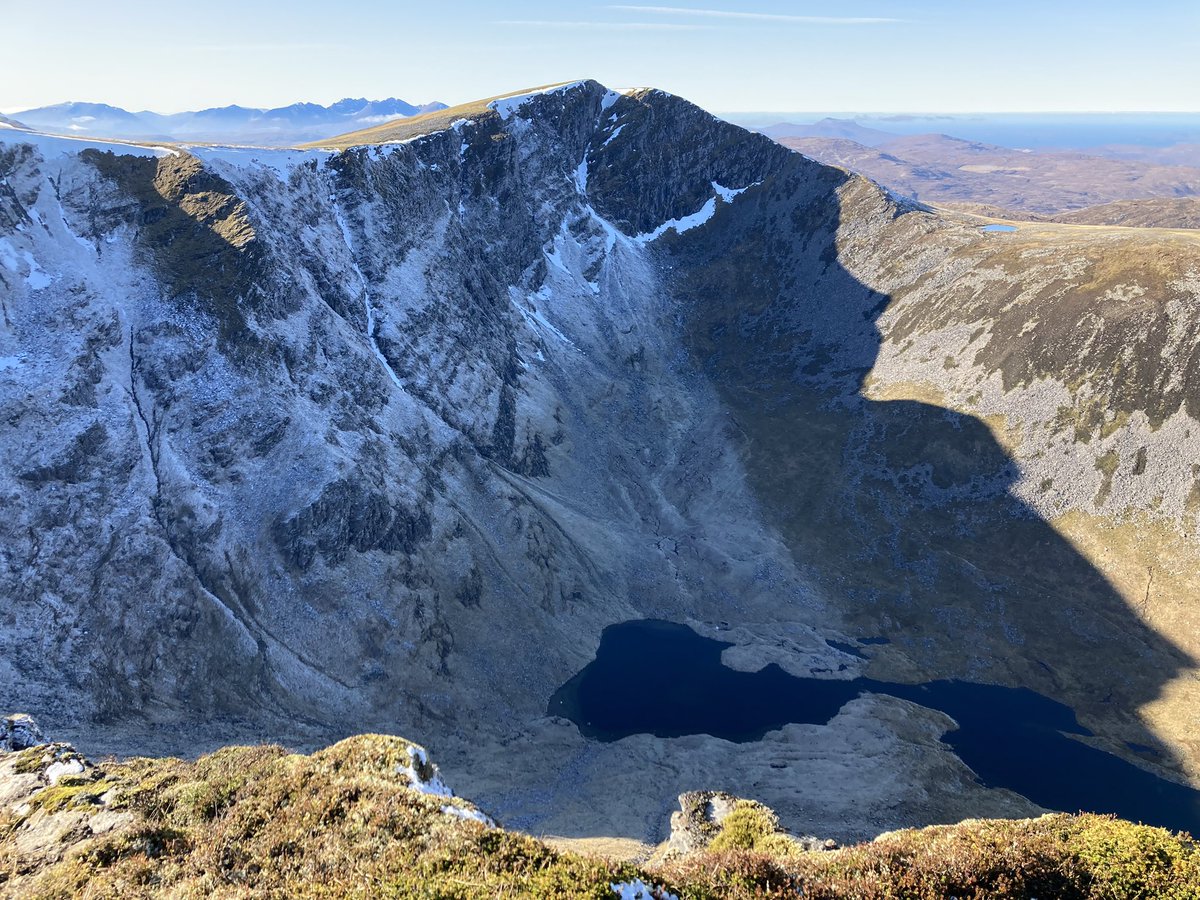 ratherbrunning's tweet image. The beautiful Seana Braigh treating us to a spectacular inversion and cloud waterfall on Monday! We finished the day with a Brocken spectre on Corbett Carn Ban. Just magic ⛰️💜 #munros #sutherland #roundtwo