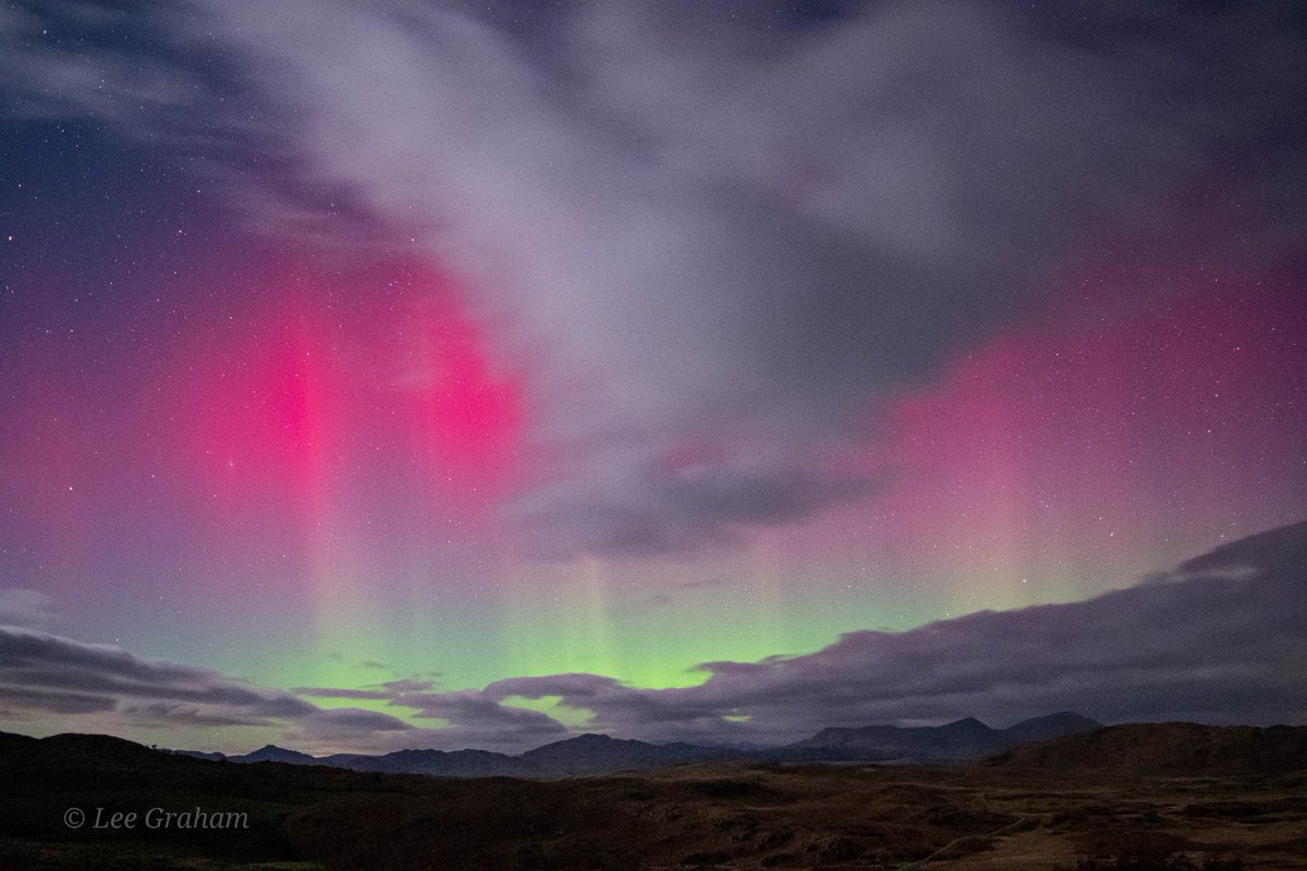 GoLakeDistrict's tweet photo. Wow what a show! We've been very lucky to see several spectacular displays of the Northern Lights over the farm. They really are mesmerising to watch.

📷credit Lee Graham

#darkskies #thornthwaitefarm #lakedistrict #northernlights #spring #shortbreak #aurora  #cottage #logcabin https://t.co/FflanANIZp