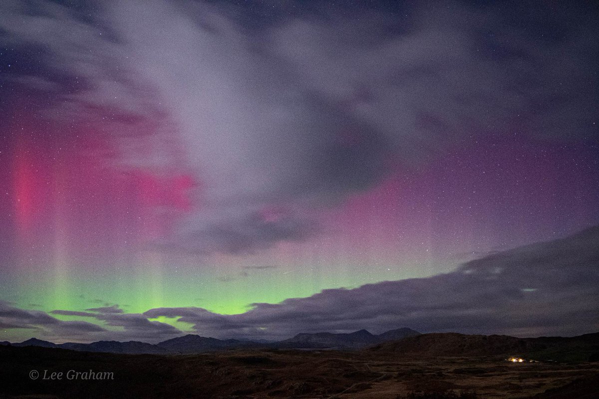GoLakeDistrict's tweet photo. Wow what a show! We've been very lucky to see several spectacular displays of the Northern Lights over the farm. They really are mesmerising to watch.

📷credit Lee Graham

#darkskies #thornthwaitefarm #lakedistrict #northernlights #spring #shortbreak #aurora  #cottage #logcabin https://t.co/FflanANIZp