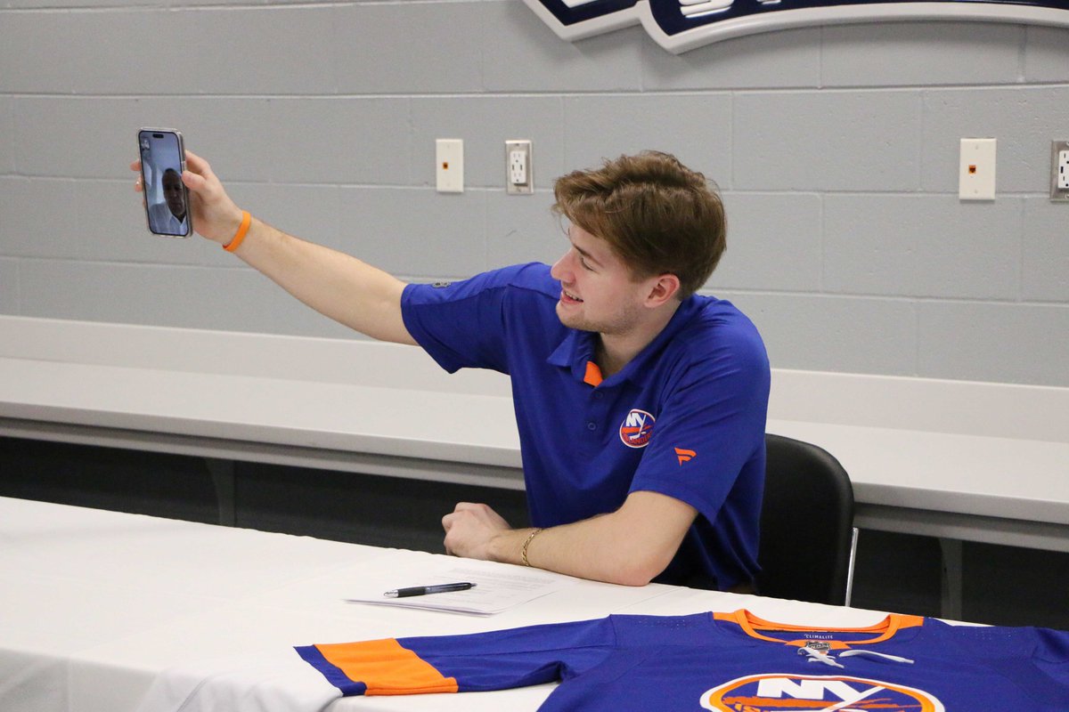 SpiritHockey's tweet photo. Pure happiness from the Lennox family as Tristan signs his three-year entry level contract with the @NYIslanders 💞 https://t.co/ufICscwrNT