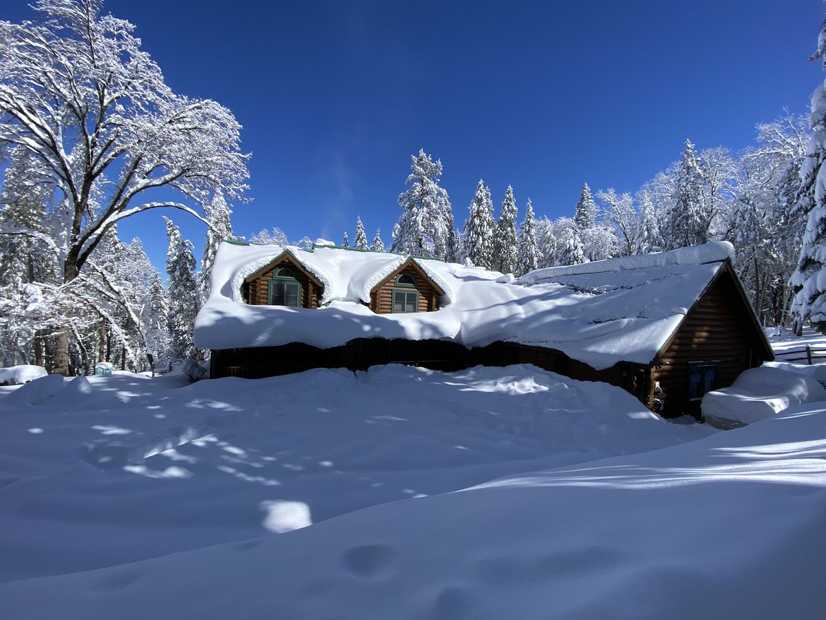 whatlisacooks's tweet photo. Fully snowed in with our winter wonderland in Nevada City at 3,200 feet. #nevadacity @yubanet @NWSSacramento https://t.co/W3jXngUnkx