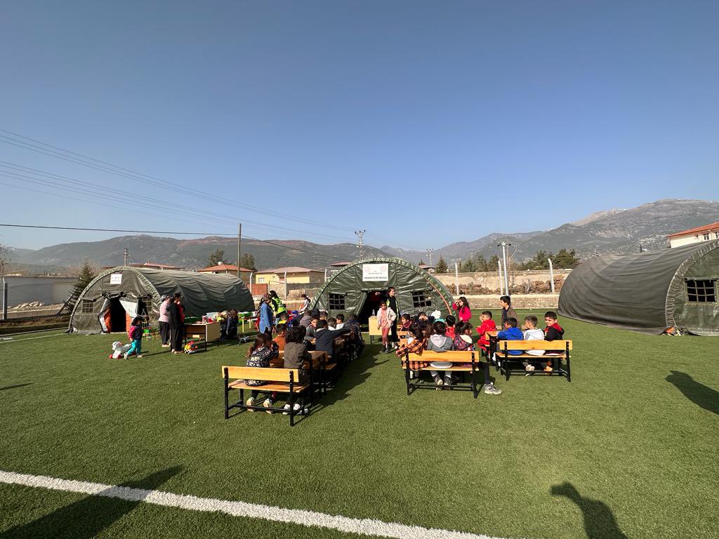 Gaziantep İl Millî Eğitim Müdürlüğü (@gaziantep_mem) on Twitter photo "ÖĞRETMEN-MEHMETÇİK EL ELE"
Ülkemizin en merhametli eli onlar...
Tarih sahnesinde her daim kahramanımız onlar...
Sevgili Mehmetçik,
Çocuklarımız bu fotoğrafları asla unutmayacak, her daim size gönülden selam duracak...
<a href="/prof_mahmutozer/">Mahmut Özer</a> <a href="/tcmeb/">Millî Eğitim Bakanlığı</a> <a href="/gul_davut/">Davut GÜL</a> <a href="/yasintepe/">Yasin TEPE</a> "ÖĞRETMEN-MEHMETÇİK EL ELE"
Ülkemizin en merhametli eli onlar...
Tarih sahnesinde her daim kahramanımız onlar...
Sevgili Mehmetçik,
Çocuklarımız bu fotoğrafları asla unutmayacak, her daim size gönülden selam duracak...
<a href="/prof_mahmutozer/">Mahmut Özer</a> <a href="/tcmeb/">Millî Eğitim Bakanlığı</a> <a href="/gul_davut/">Davut GÜL</a> <a href="/yasintepe/">Yasin TEPE</a>