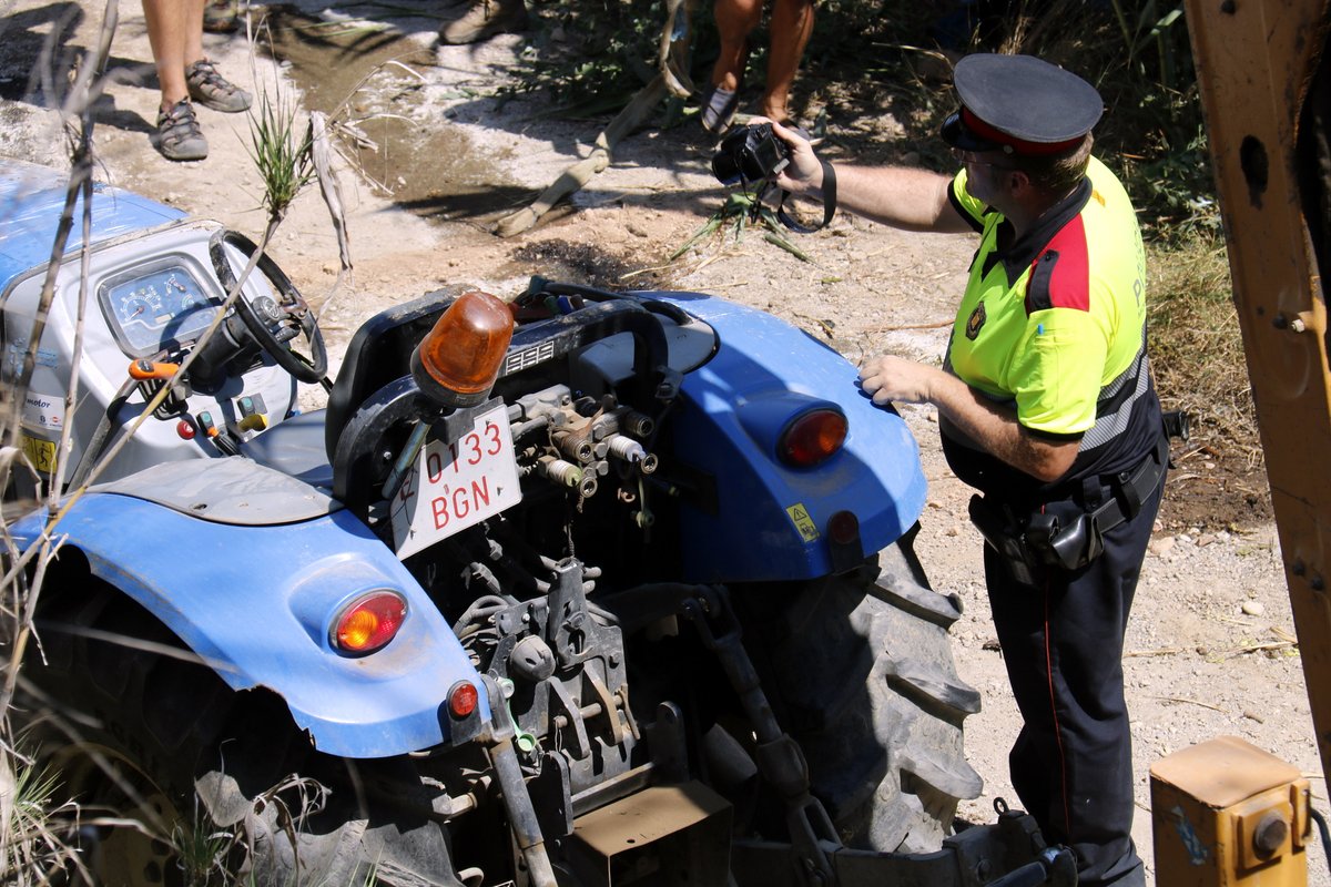 Catinformacio's tweet photo. 🔊 Quan un accident al camp et canvia la vida.

👉🏻 Al podcast "Comarcal 947" parlem amb testimonis afectats per accidents de tractor al món rural. 

👉🏻 Capítol disponible aquí:  https://t.co/d8GZeQzBuw https://t.co/MwLAT34aZA
