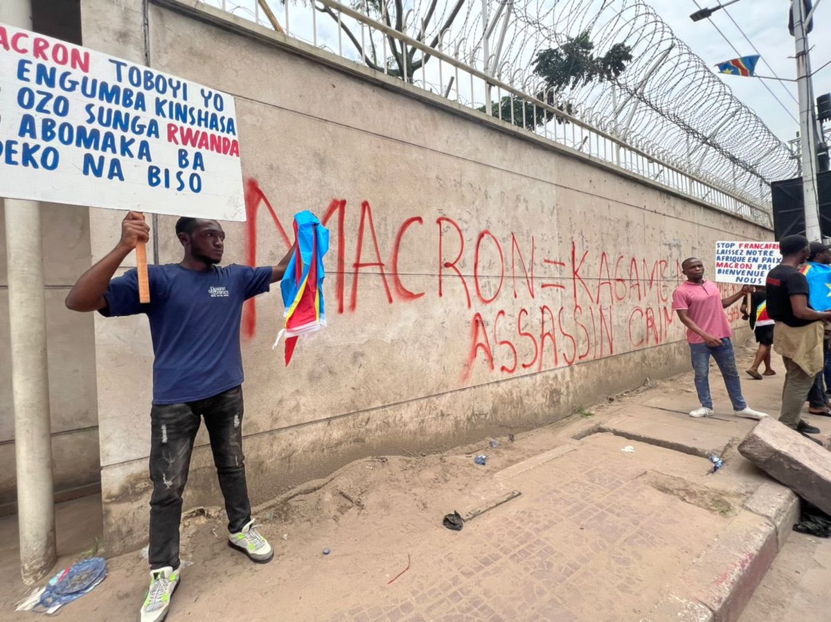 Manifestantes protestan contra la visita del presidente francés a la República Democrática del #Congo.
 
"Macron es un asesino". Esas palabras escribieron los manifestantes en los muros d la Embajada francesa en la ciudad congoleña de Kinshasa. 
 
#ManifiestoRevolucionario