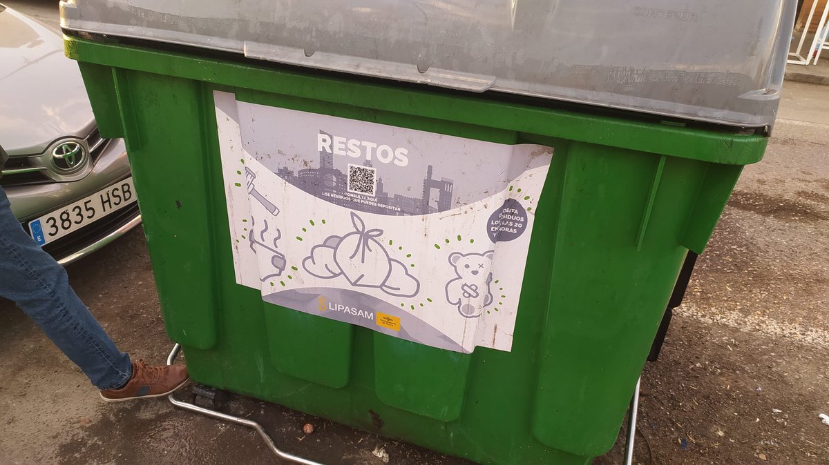 chraa09's tweet photo. @LipasamSevilla @Ayto_Sevilla   Contenedor de basura roto, se da el aviso correspondiente y nadie acude. Los vecinos y sobre todo personas mayores dejan las bolsas de residuos en el acerado. Una vergüenza!!! https://t.co/eS74avMWDq