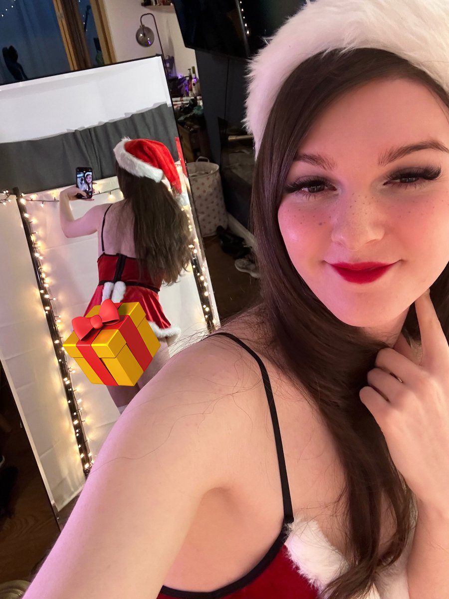 F1NN5TER's tweet image. Wanna open the present?🎁 Links in my bio!!!🥰