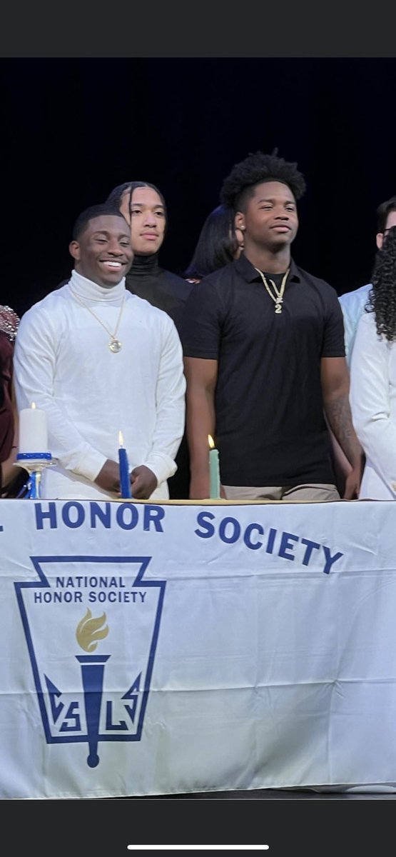 Student first📚 Athlete second 🏈 @kabron_24 @TahjmereG @farrellfootball #Nationalhonorsociety