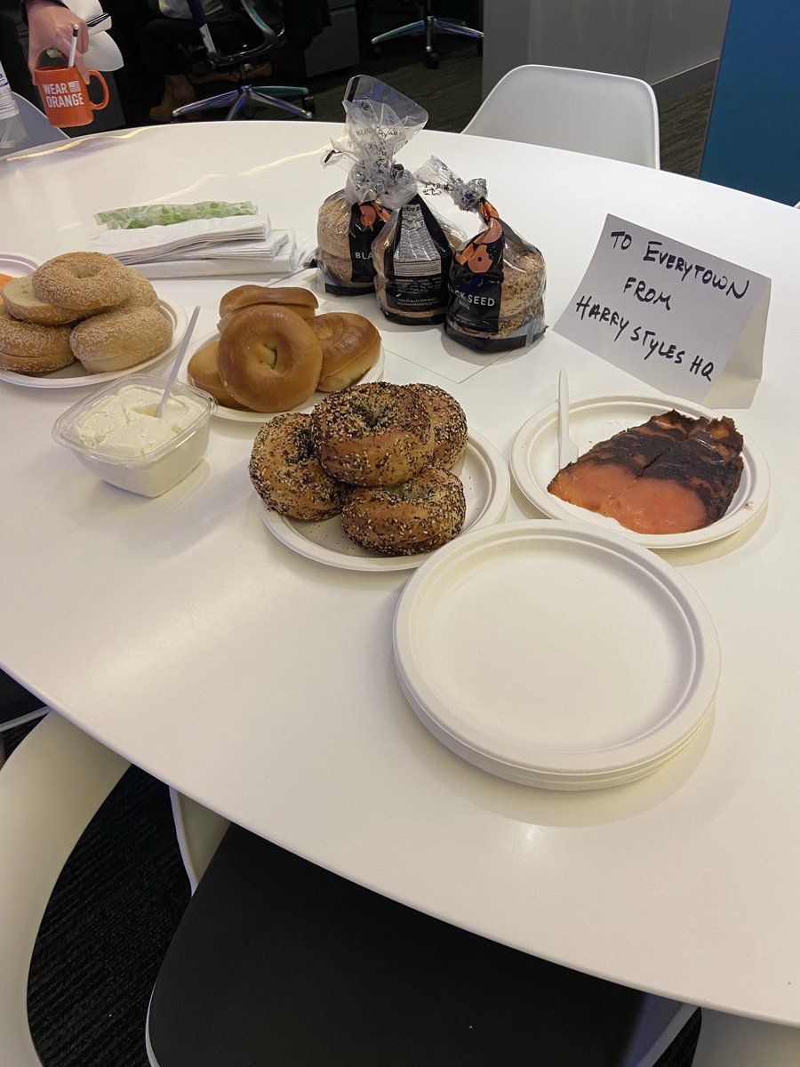 nicksuplina's tweet image. Thanks @Harry_Styles  for the bagels! 

(And also for dedicating a national tour to ending gun violence)