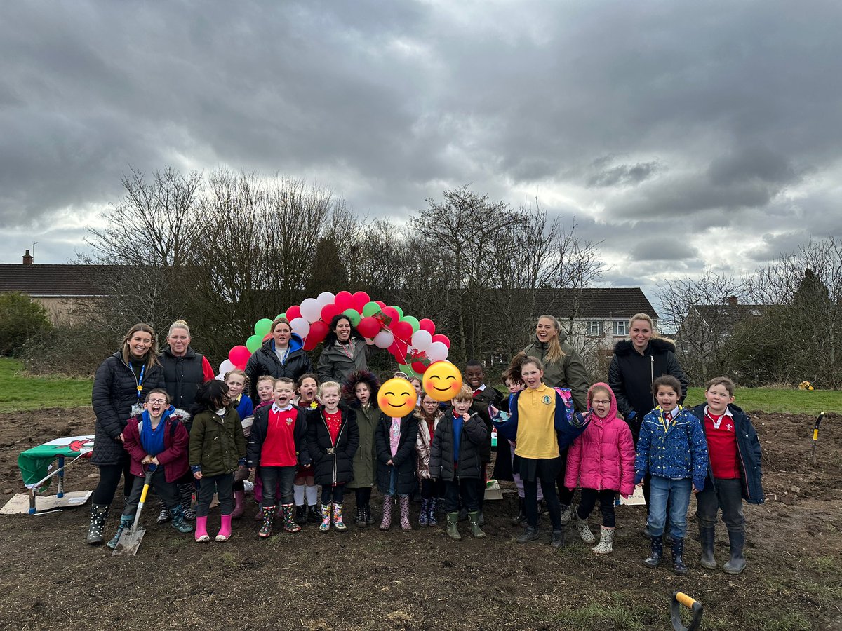 portmeadp's tweet photo. Year 1 had so much fun planting trees for our new Tiny Forest today! 🌳 #pmdpy1 #pmdpst #pmdphwb https://t.co/o7i43JVXe7
