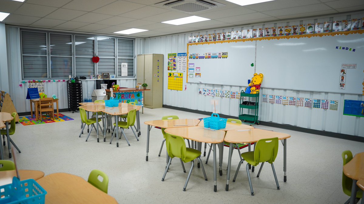 GovPierluisi's tweet image. ¡Cumpliendo con mi gente del sur! Anunciamos a los más de 90 estudiantes de la escuela Benicia Vélez en Yauco y a sus padres que el próximo lunes, 6 de marzo tendrán un plantel modular temporero renovado y resistente que está listo para recibirlos como se merecen.