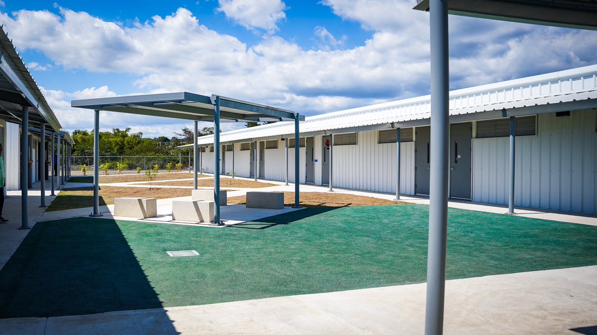 GovPierluisi's tweet image. ¡Cumpliendo con mi gente del sur! Anunciamos a los más de 90 estudiantes de la escuela Benicia Vélez en Yauco y a sus padres que el próximo lunes, 6 de marzo tendrán un plantel modular temporero renovado y resistente que está listo para recibirlos como se merecen.