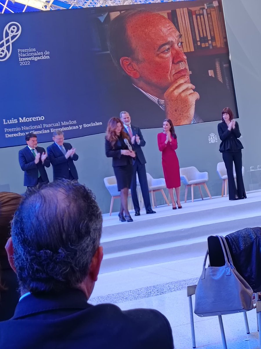 From the hands of Felipe, King of Spain and Queen Letizia I received the national research prize of my husband Luis Moreno, today in Alicante. #PNI22 @CienciaGob @DianaMorantR @IPP_CSIC @CISC @CasaReal