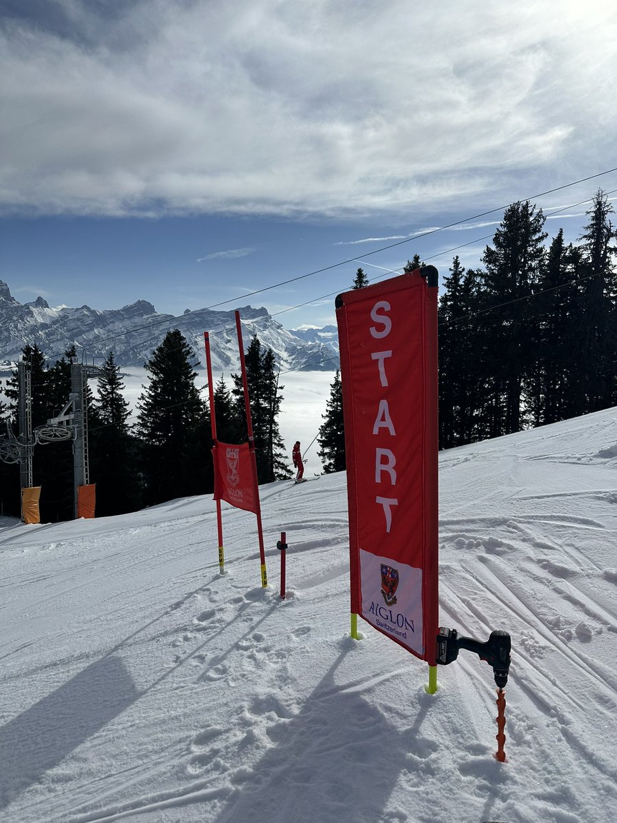 MissElphickPE's tweet photo. Ski interhouse started today with the year 9s. 🏆 From the ski race team to this year’s beginners - they really enjoyed being competitive skiing the giant slalom course ⛷️ https://t.co/sNI3PgURwo