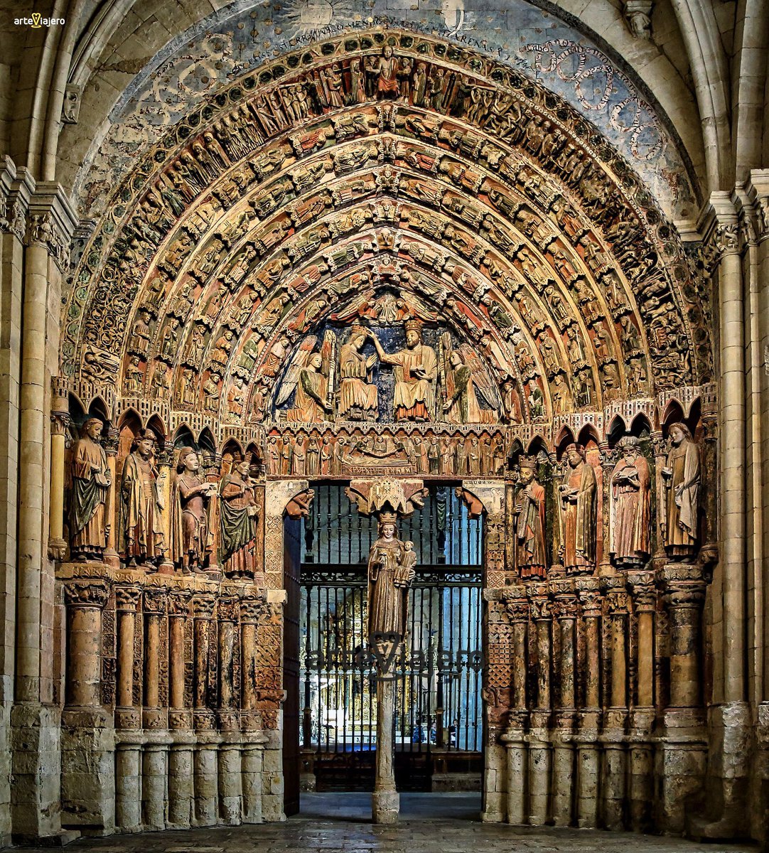 Polychromy. They were all painted but this survived. The Portico of Majesty, Colegiato de Toro, Zamora. A symphony in stone and colour. ⁦⁦XII XIII centuries. @arteviajero_com⁩ ⁦@AraceliRego⁩ #Spain #Espana #Art #Arte