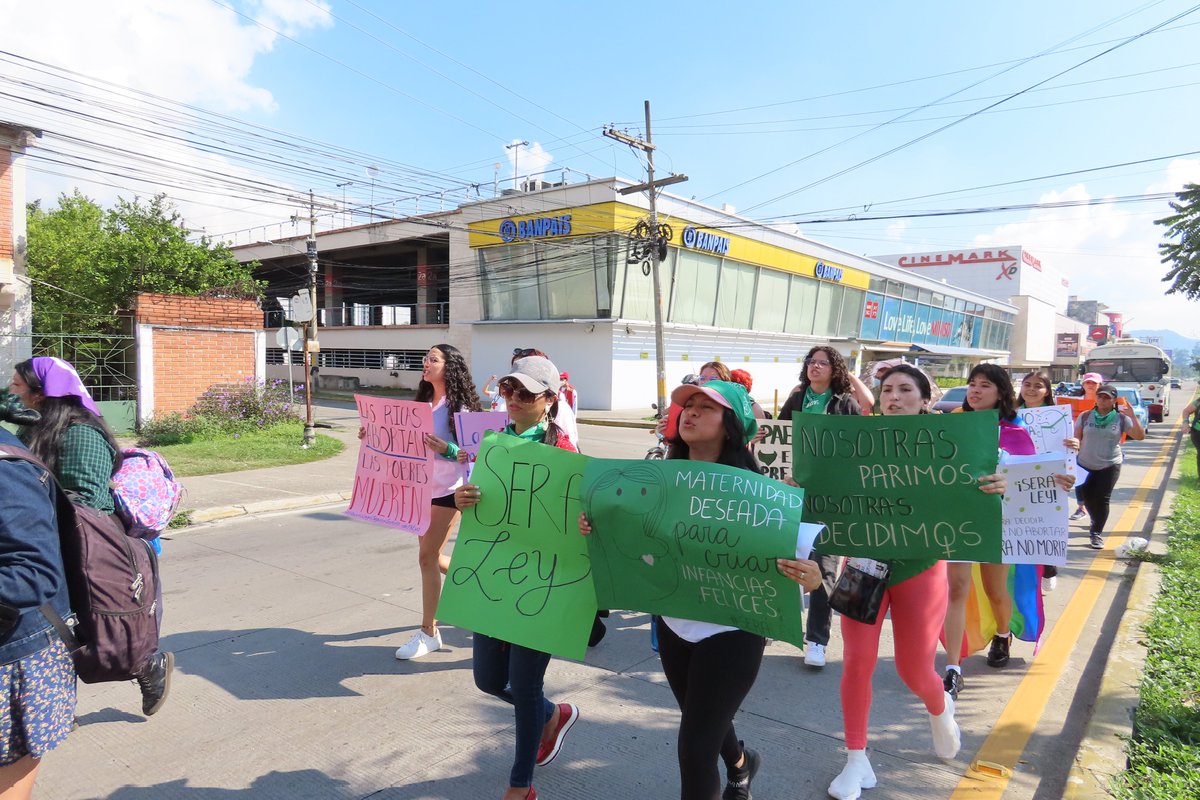¡Llegó marzo! ✊🏽🔥💚 
 
¿Ya están preparando sus pancartas para el #8M? Aquí les dejamos inspiración de la movilización que hubo en San Pedro Sula durante el 5to Encuentro Nacional por el #DerechoaDecidir, #ClaveMujerHN. 
 
📸: Ana María Lozano.