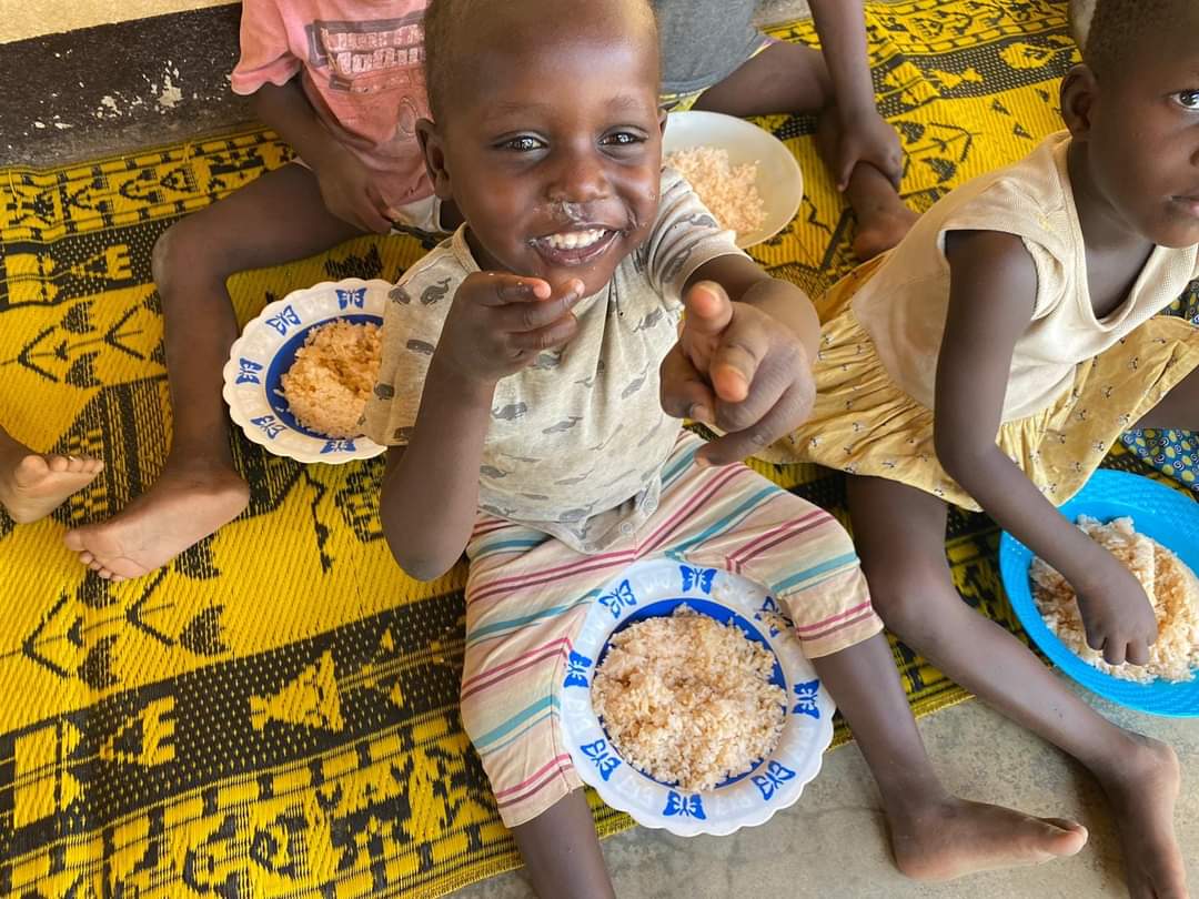 DjafangP's tweet photo. La sœur vit a Garoua et elle s'occupe de 131 enfants de 3 mois a 22 ans ( enfants de la rue , malade mentaux etc ).
Elle demande de l'aide car ça devient de plus en plus difficile pour elle de gérer.

Si vs souhaitez apporter une aide à cette dame contactez moi svp .

Retweet 🙏 https://t.co/DkgeWPOXpS