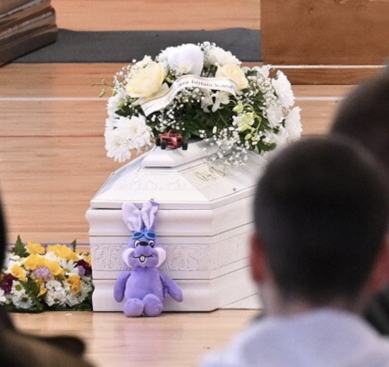 Ciao, Matteo Salvini. Visto che parli “da papà”, mostra ai tuoi figli questa foto di Crotone. Spiegagli che la guarda costiera non è intervenuta, e poi digli anche da chi dipende la guardia costiera. Dormi bene