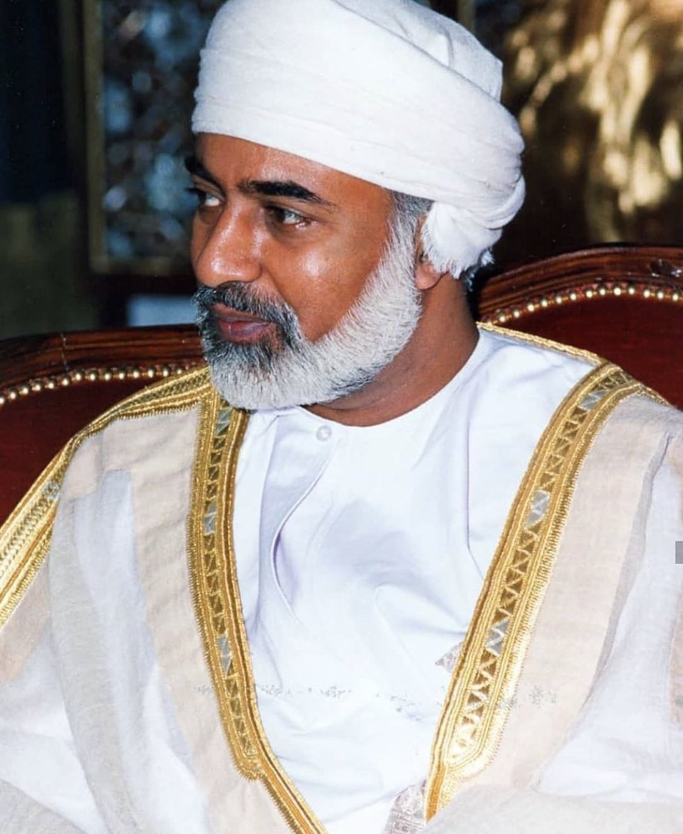 لم يكن قابوسُ فرداً
كان في العالمِ أُمه .

قد حوى المجد كمالاً
وجلالاً حين تمَّه .

ومضى يحملُ قلباً ..
لم يزل ينبضُ دمَّه .

كلما ضاق زمانٌ ..
جاء للشعب فضمَّه .
#حمد_الحارثي