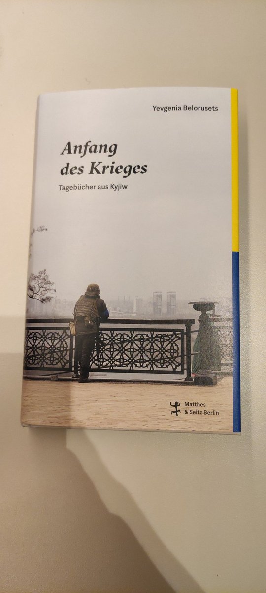 aschketo's tweet photo. Ich: Im Kriegstagebuch von Yevgenia Belorusets lesend - fassungslos - am Bahnsteig. Neben mir: Ein älterer Mann, aufgeregt ein Pamphlet gegen die ,,Militarisierung Deutschlands &amp; Waffenlieferungen" ins Handy diktierend. Fühle mich schlagartig sehr fremd ... https://t.co/0KBxuxZebv