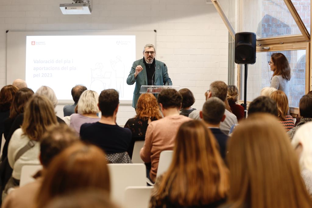barcelonactiva's tweet photo. 🤝 L’acte ha comptat amb la comissionada @eiroa_g, el regidor de @bcn_LesCorts i president de @BCN_Accessible, @joan_r_riera, i el director de @barcelonactiva, @felixortega, entre altres.

Tirem endavant accions d'inclusió, ocupació i promoció de les persones amb discapacitat. 💪 https://t.co/clO6lvBYKB
