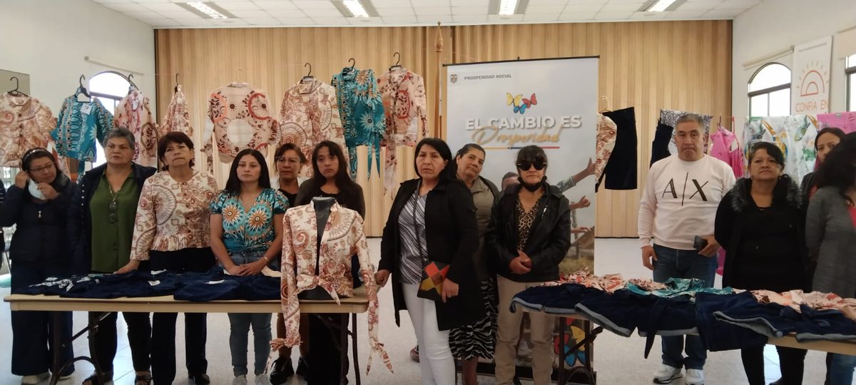 ProsperidadCol's tweet photo. En Pasto, con el apoyo de @Fusinger1 y @UCooperativaPas, culminamos el proyecto de formación en confecciones con 500 participantes de nuestros programas. El proyecto tuvo como meta desarrollar y fortalecer sus habilidades técnicas y apoyar la generación de ingresos. https://t.co/6IVhlsIAFy