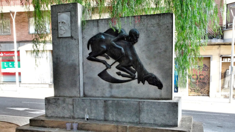 historiesdebcn's tweet photo. Sabíeu que a Barcelona hi ha un monument a les vacunes? 

📰 Nou article al blog 👇
https://t.co/zwL5glOOqv https://t.co/LTgwuM2QFG