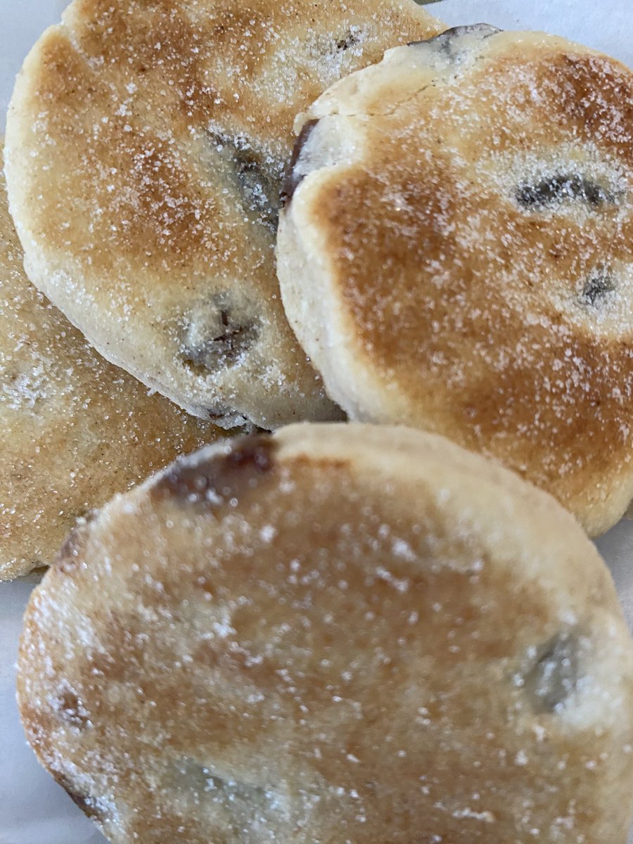 Dydd Gŵyl Dewi Hapus or Happy St. David’s Day 🏴󠁧󠁢󠁷󠁬󠁳󠁿 I’m part bakestone cake / Welsh cake #randomactofwelshness