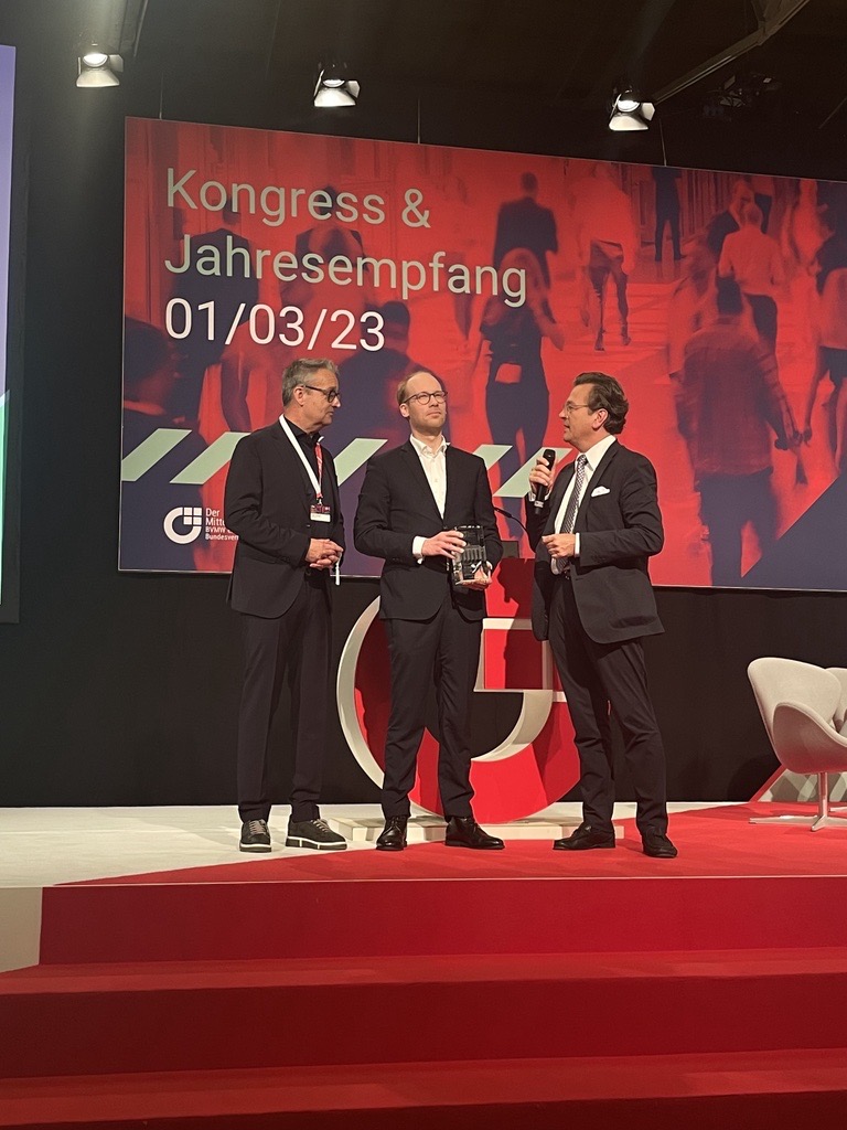 MittelstandBVMW's tweet photo. Mit der Übergabe des Zukunftspreises Mittelstand an Max Viessmann | @Viessmann neigt sich der #ZukunftstagMittelstand dem Ende zu.

Wir danken #BVMW-Vorsitzendem @markusjerger, den Gästen, Speaker:innen, Austeller:innen &amp; Organisator:innen, welche diesen Tag ermöglicht haben. 💪 https://t.co/HEtA6OZxAL