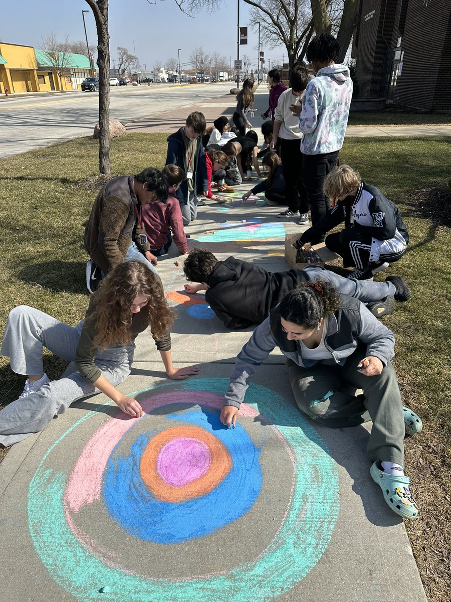 Argo_Loux's tweet image. Argo AP Human Geography students created sidewalk chalk visuals of all of the urban models from Unit 6. Beautiful day for an outdoor active learning lesson! 

#APHG #unit6 #urbanmodels