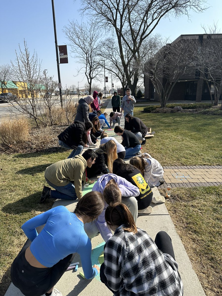 Argo_Loux's tweet image. Argo AP Human Geography students created sidewalk chalk visuals of all of the urban models from Unit 6. Beautiful day for an outdoor active learning lesson! 

#APHG #unit6 #urbanmodels