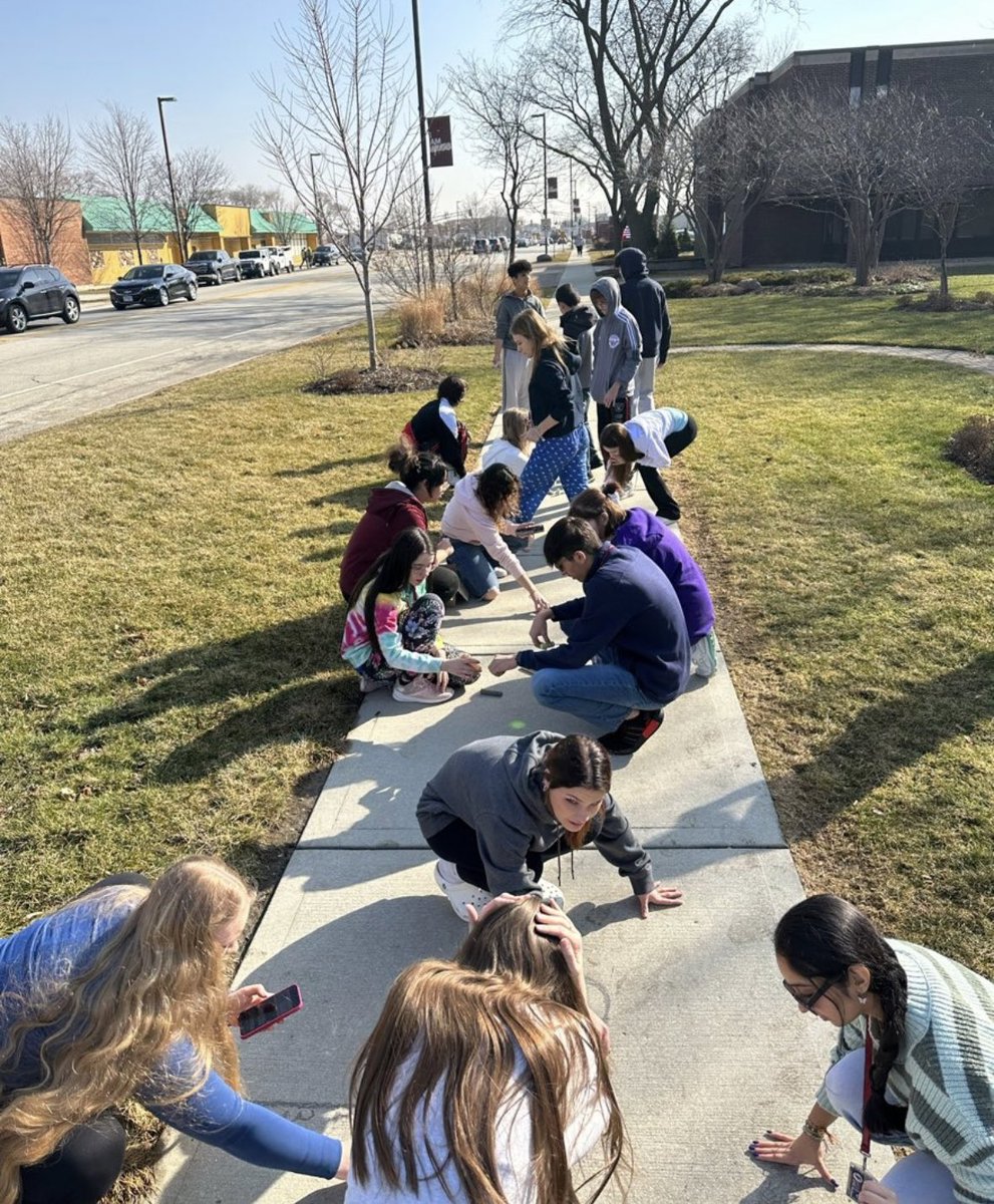 Argo_Loux's tweet image. Argo AP Human Geography students created sidewalk chalk visuals of all of the urban models from Unit 6. Beautiful day for an outdoor active learning lesson! 

#APHG #unit6 #urbanmodels