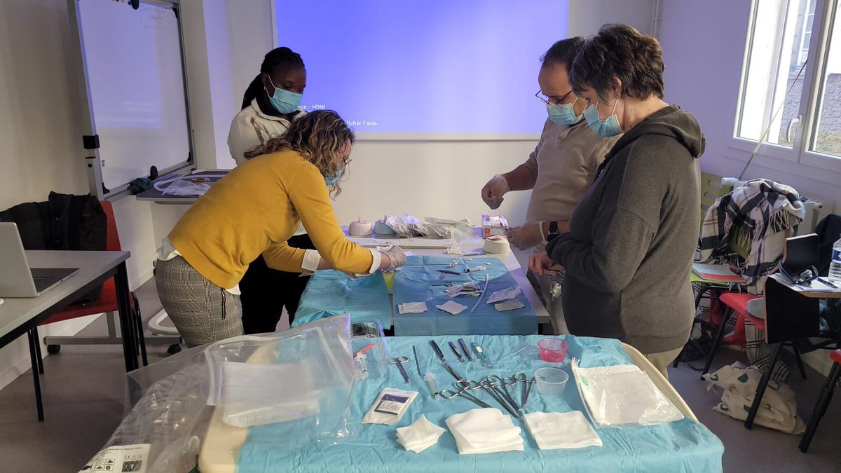 Une nouvelle première pour le CESU-SIMU 61
2 formations simultanées :
- AFGSU 2 pour les prof. de santé sur 3 jours .
- Simulation en santé sur la réanimation néo-natale, sur 2 jours. Un public d apprenants composé de pédiatre, anesthésiste, sage femme, puéricultrice, IDE et AP